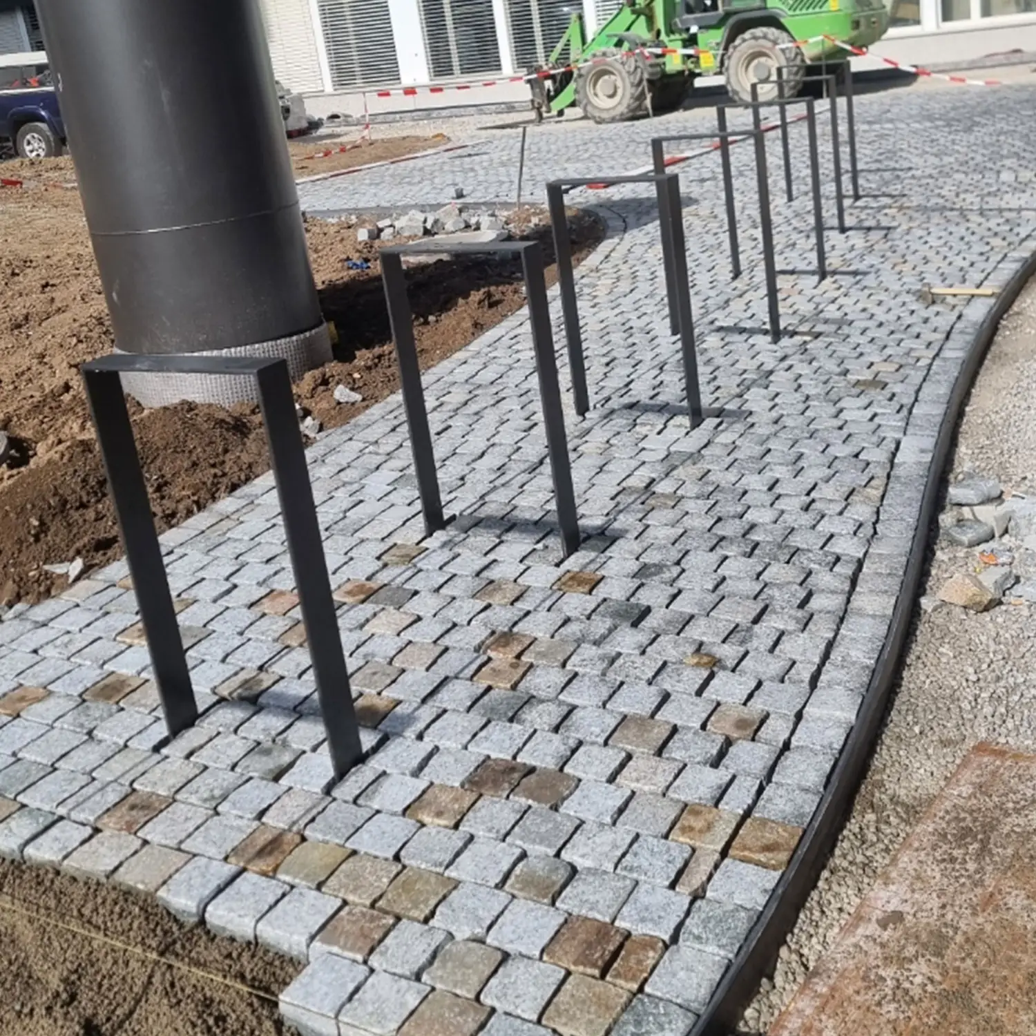 Fertig gepflästerte Fläche aus Naturstein im Zürcher Oberland