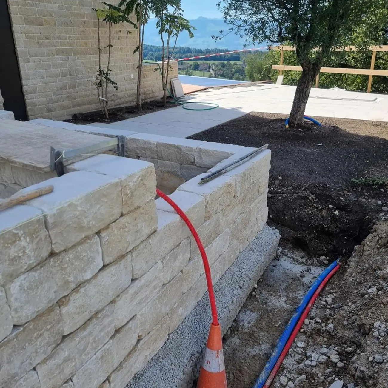 Aufgesetzte Mauer aus geschichteten Natursteinen — Mauern aus Naturstein in Wetzikon, Arbeit 1
