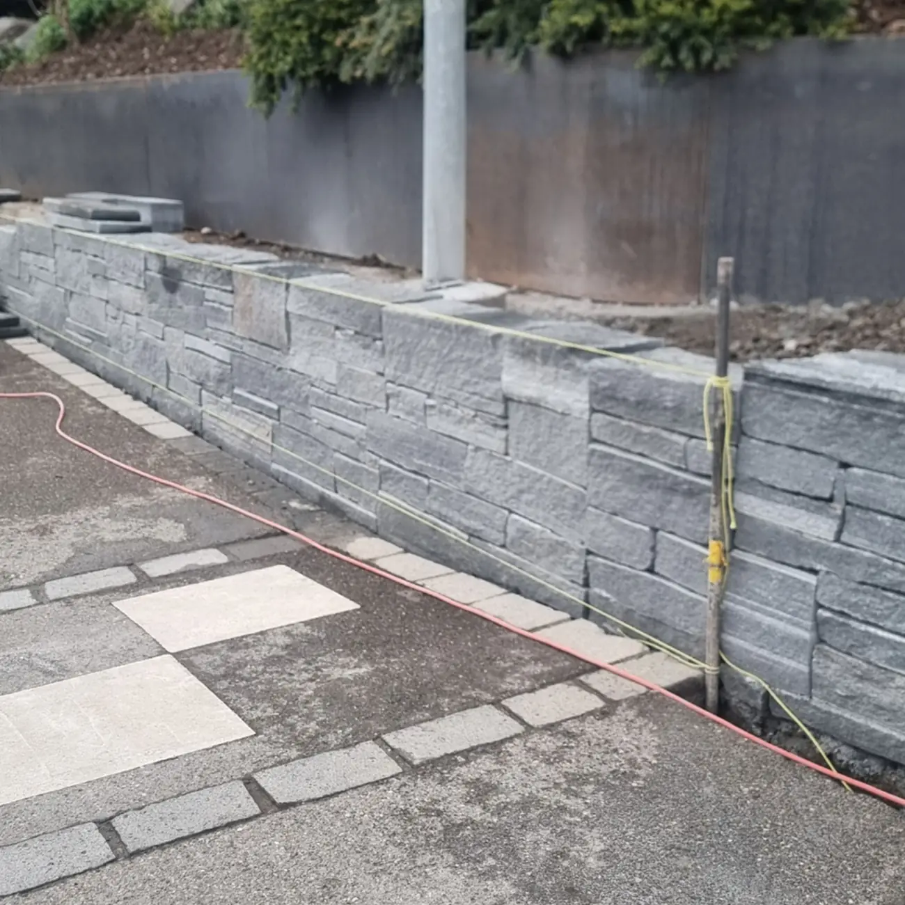 Aufgesetzte Mauer aus geschichteten Natursteinen