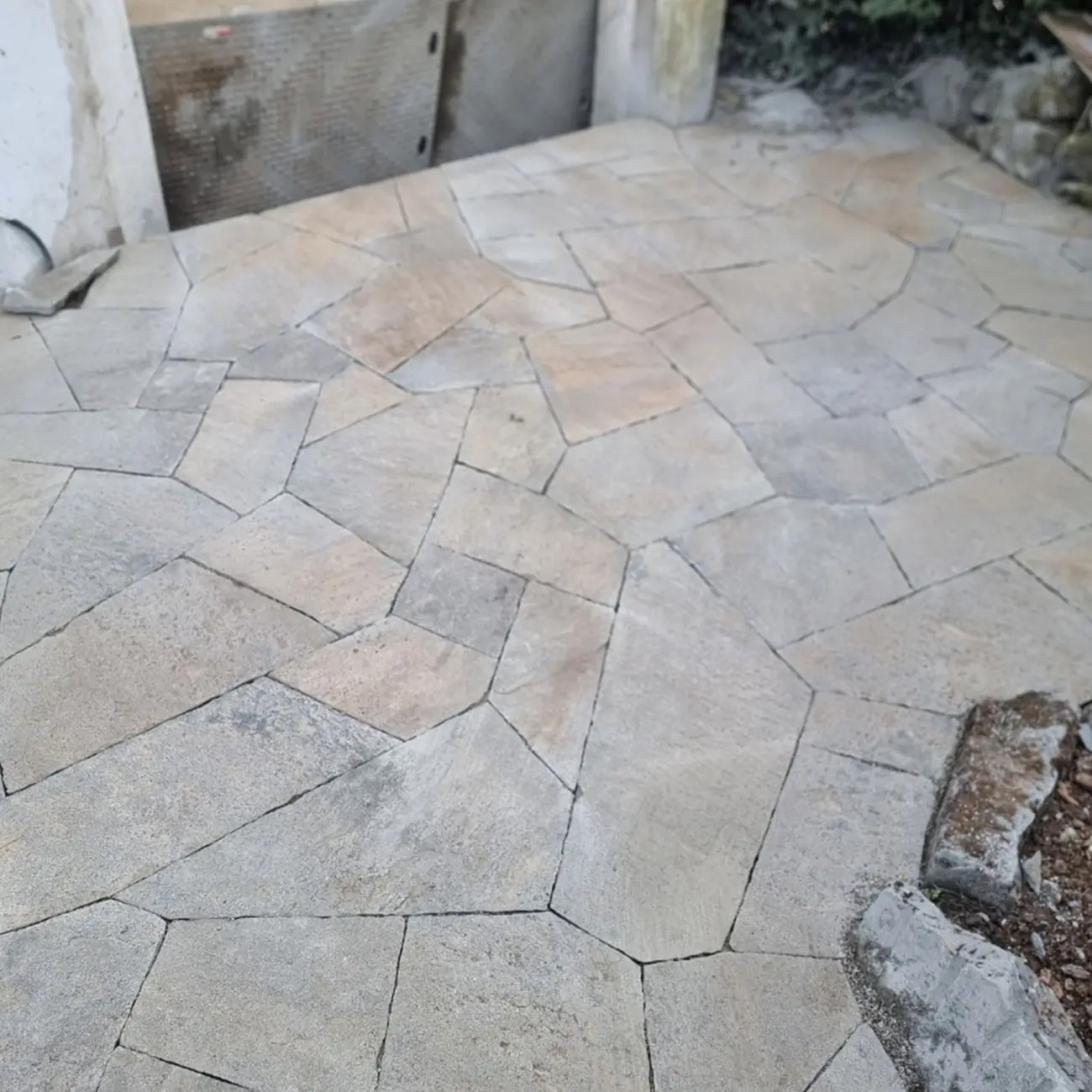 Natursteinplatten neu ausgerichtet und eingepasst