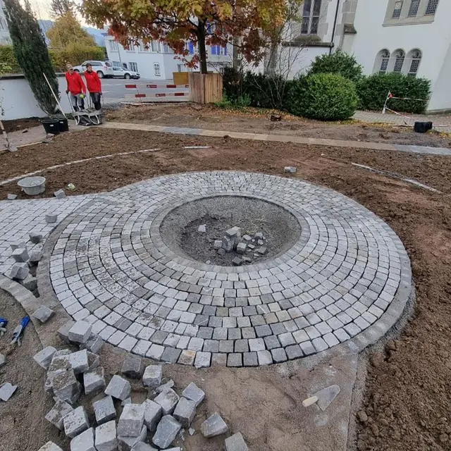 Übergang vom Kreispflaster in die umgebende Fläche — Kreispflaster in Wetzikon, Arbeit 3