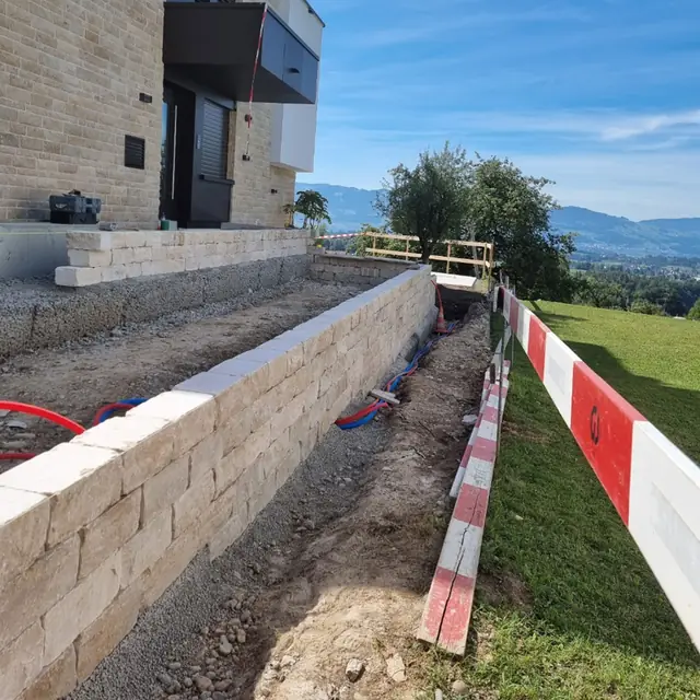 Natursteinmauer als Abgrenzung zwischen zwei Gartenebenen — Mauern aus Naturstein in Wetzikon, Arbeit 2