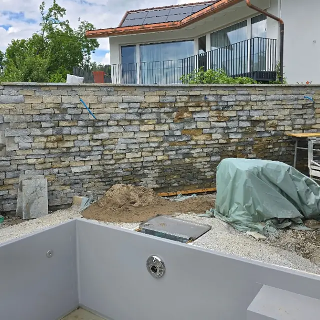 Natursteinmauer als Abgrenzung zwischen zwei Gartenebenen — Mauern aus Naturstein in Wetzikon, Arbeit 6