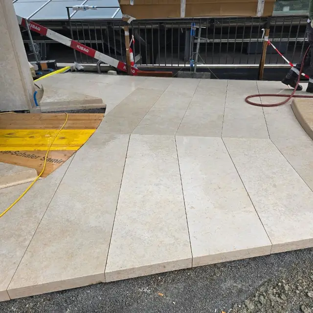 Keramikplatten mit schmaler, umlaufend gleichbleibender Fuge — Naturstein-Platten und Keramik in Wetzikon, Arbeit 10