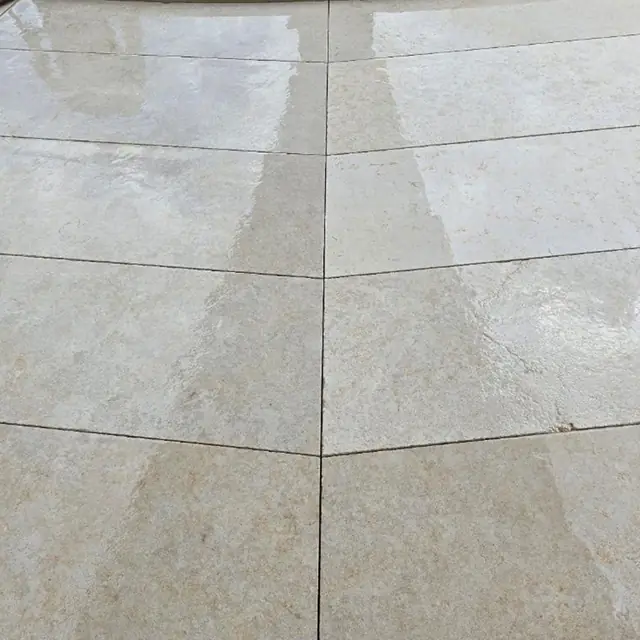 Sitzplatz aus Natursteinplatten mit sauberem Gefälle — Naturstein-Platten und Keramik in Wetzikon, Arbeit 11