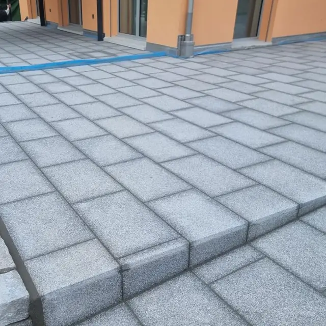 Sitzplatz aus Natursteinplatten mit sauberem Gefälle — Naturstein-Platten und Keramik in Wetzikon, Arbeit 3