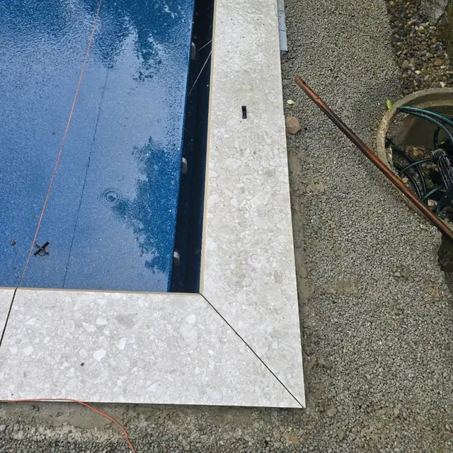 Sitzplatz aus Natursteinplatten mit sauberem Gefälle — Naturstein-Platten und Keramik in Wetzikon, Arbeit 7