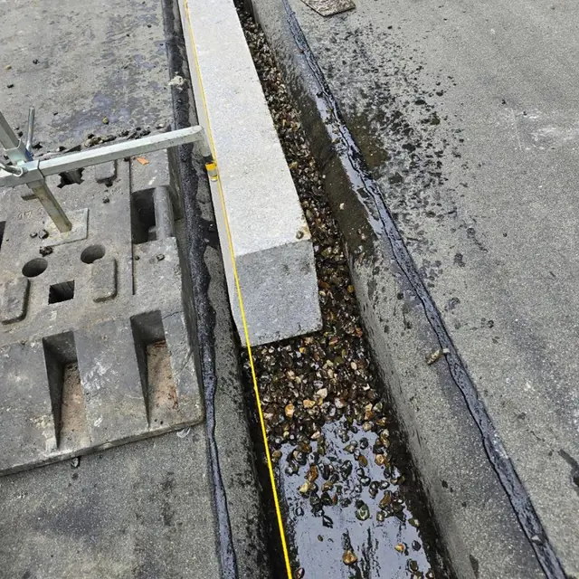 Kante zwischen Pflasterfläche und Rasen, sauber abgeschlossen — Randabschluss im Strassenbau in Wetzikon, Arbeit 4