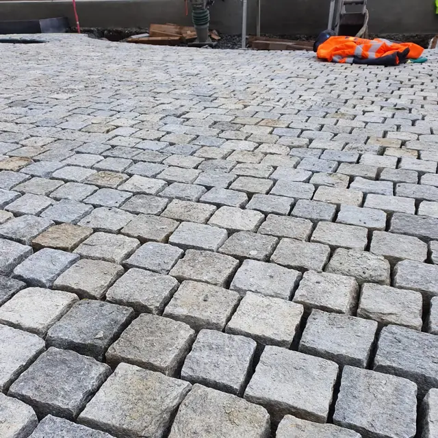 Vorplatz aus Rheinpflaster mit gleichmässig geschlossenen Fugen — Rheinpflaster in Wetzikon, Arbeit 2
