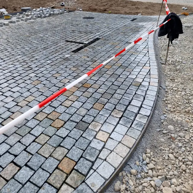 Detail einer Rheinpflasterfläche mit ebener Oberkante — Rheinpflaster in Wetzikon, Arbeit 4