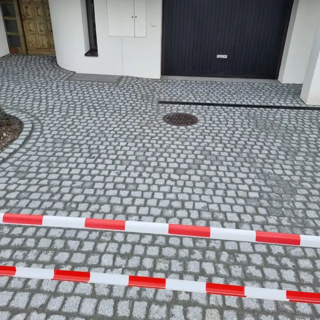 Vorplatz aus Rheinpflaster mit gleichmässig geschlossenen Fugen — Rheinpflaster in Wetzikon, Arbeit 6