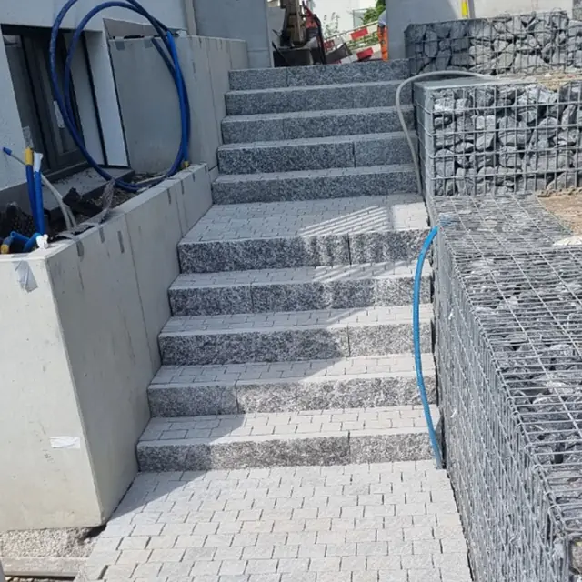 Treppenanlage und Betonsteinbelag entlang der Stützmauer — Betonstein und Verbundstein in Wetzikon, Arbeit 2