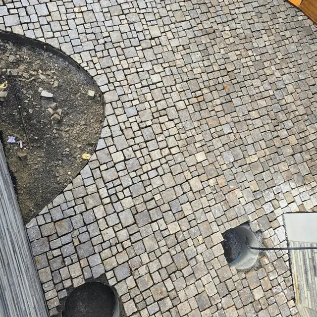 Detail einer Wildpflästerung mit passgenau gesetzten Steinen — Wildpflästerung in Wetzikon, Arbeit 4
